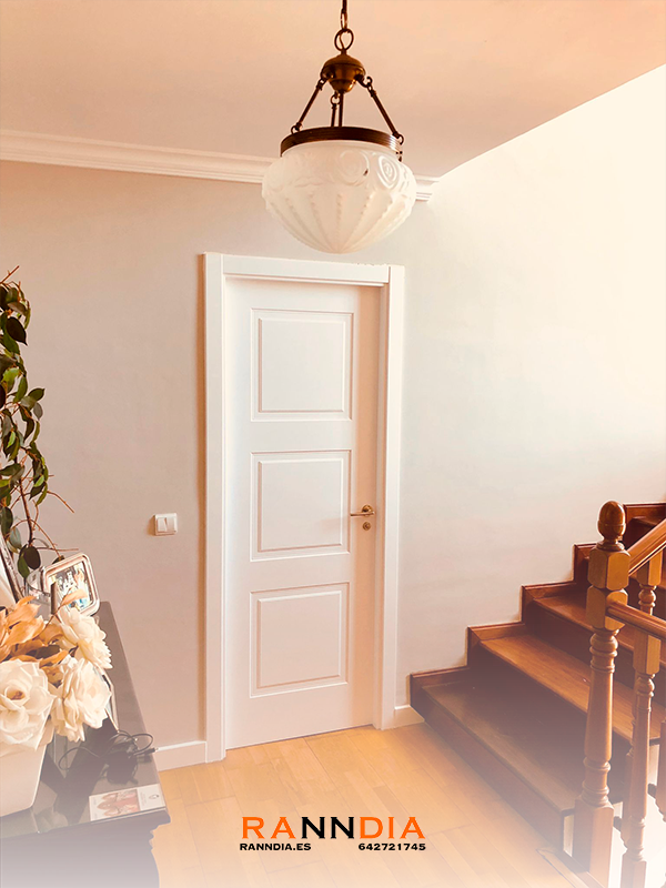 Puerta de interior modelo 12 en Fuengirola